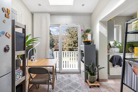 2 bedroom end of terrace house for sale, Lambourne Road, Barking, IG11