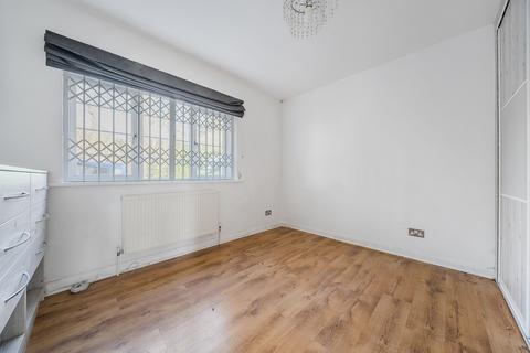 3 bedroom ground floor flat for sale, Edgware Court, Edgware, Greater London. HA8 7NP