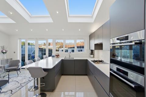 4 bedroom semi-detached house for sale, Totternhoe Close, Harrow, Greater London, HA3