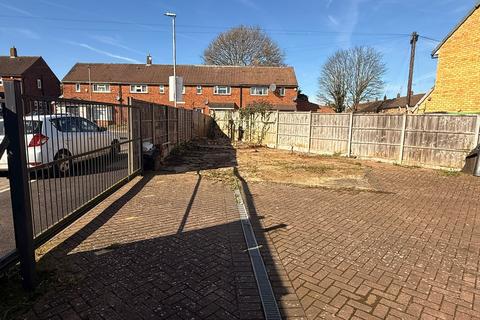 2 bedroom detached house to rent, Mangrove Road, Luton LU2