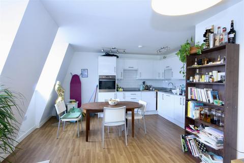 3 bedroom flat to rent, Median Road, London