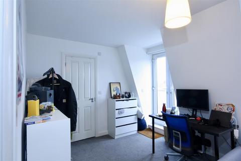 3 bedroom flat to rent, Median Road, London