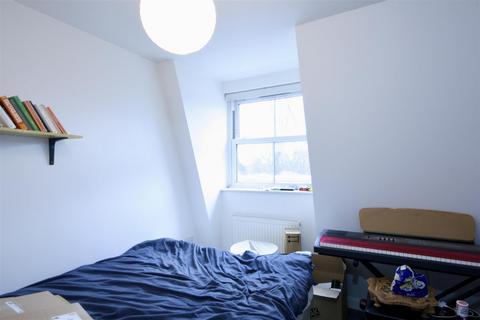 3 bedroom flat to rent, Median Road, London