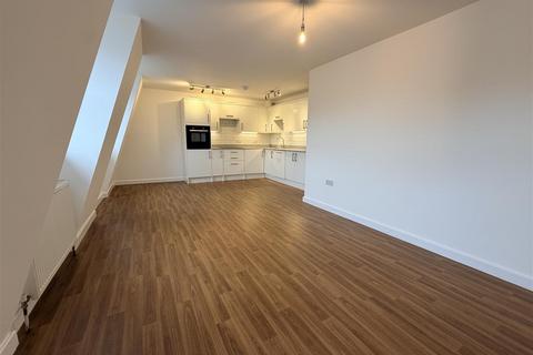 3 bedroom flat to rent, Median Road, London