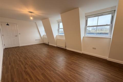 3 bedroom flat to rent, Median Road, London
