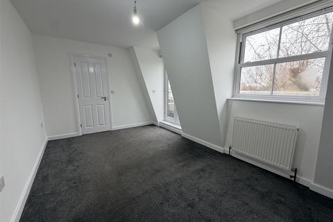 3 bedroom flat to rent, Median Road, London