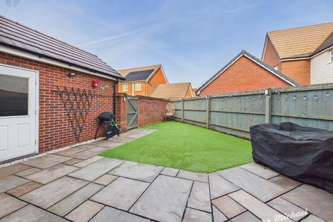 3 bedroom end of terrace house for sale, Farleigh Drive, Aylesbury