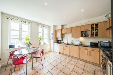 3 bedroom flat to rent, Orlando Road, London SW4