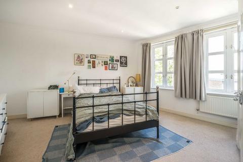 3 bedroom flat to rent, Orlando Road, London SW4