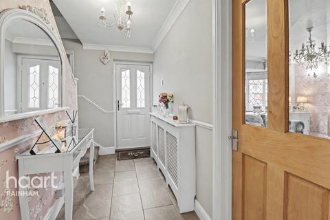 3 bedroom semi-detached house for sale, New Zealand Way, Rainham