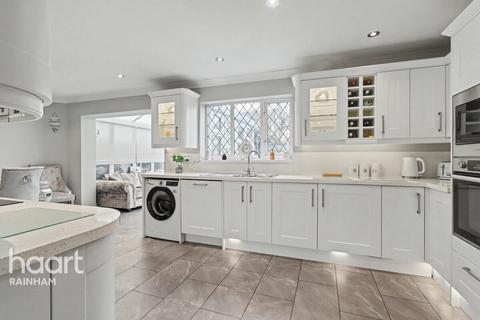 3 bedroom semi-detached house for sale, New Zealand Way, Rainham