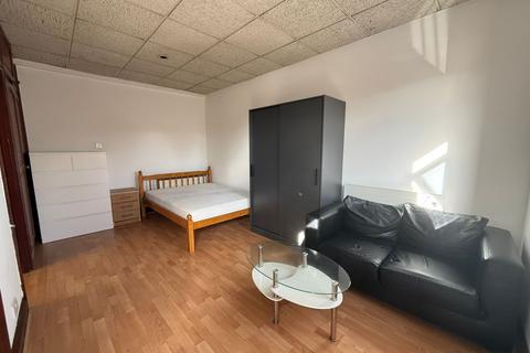Studio to rent, Brentmead House, Britannia Road, London, N12