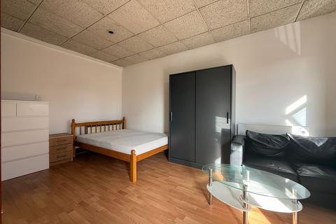 Studio to rent, Brentmead House, Britannia Road, London, N12