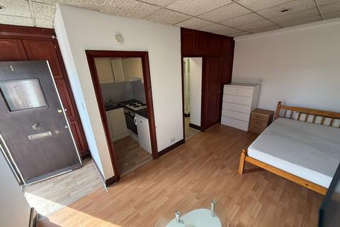 Studio to rent, Brentmead House, Britannia Road, London, N12