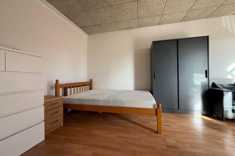 Studio to rent, Brentmead House, Britannia Road, London, N12