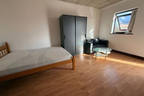Studio to rent, Brentmead House, Britannia Road, London, N12