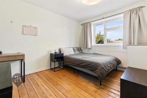 3 bedroom flat for sale, Gressenhall Road, London