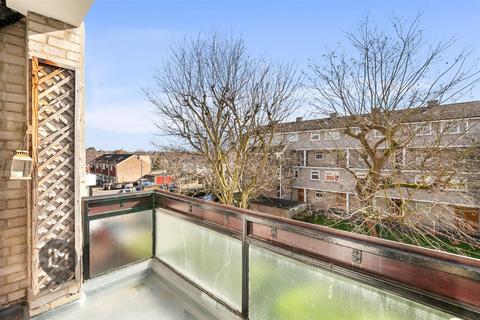 3 bedroom flat for sale, Gressenhall Road, London