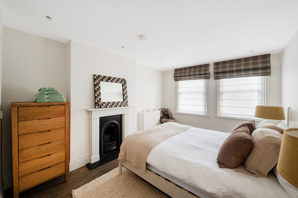Bedroom, fireplace