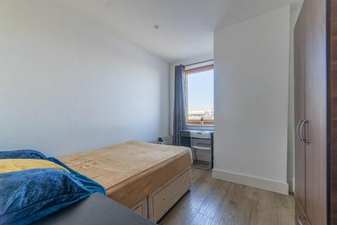 4 bedroom flat share to rent, Portree Street, London E14