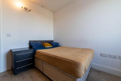 4 bedroom flat share to rent, Portree Street, London E14