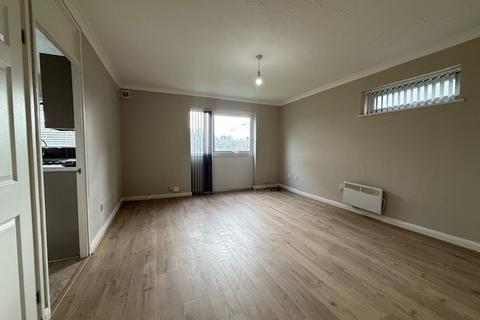 2 bedroom apartment to rent, Clyfton Close, BROXBOURNE