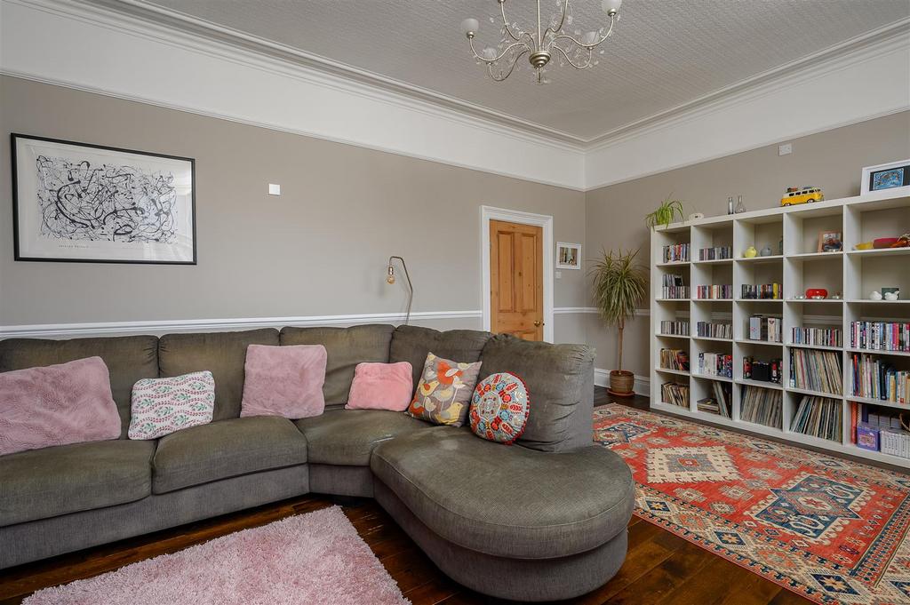 Drawing room / bedroom