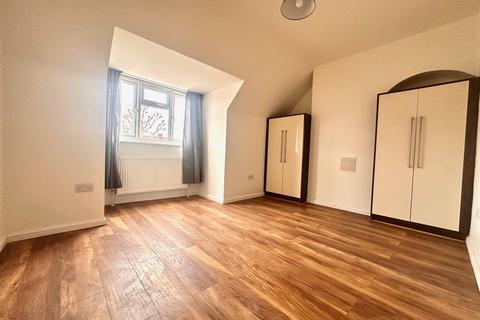 3 bedroom house to rent, Dagenham, RM8