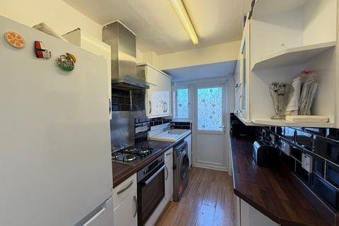 3 bedroom semi-detached house to rent, Bispham Road   Park Royal