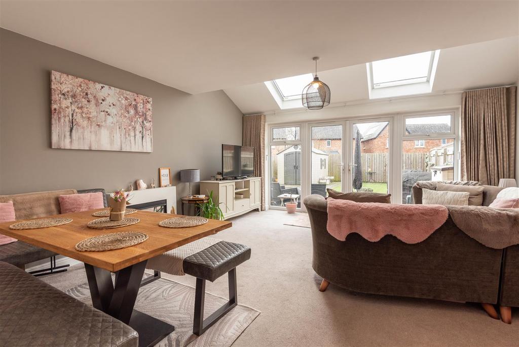 Lounge/Dining Room