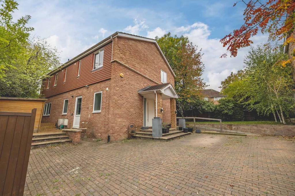 Detached house exterior, driveway