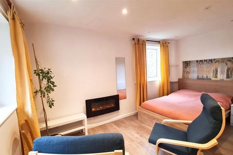Studio to rent, Brackenwood Mews, Wilmslow, Cheshire