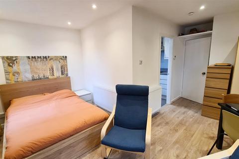 Studio to rent, Brackenwood Mews, Wilmslow, Cheshire