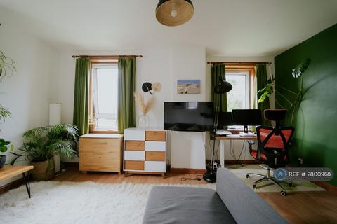 2 bedroom flat to rent, Loganlea Avenue, Edinburgh, EH7