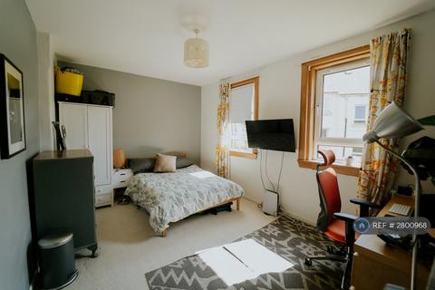 2 bedroom flat to rent, Loganlea Avenue, Edinburgh, EH7