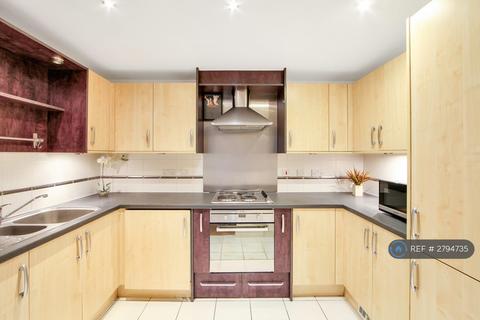 1 bedroom in a flat share to rent, St Davids Square, London, E14