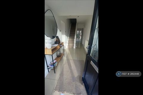 4 bedroom semi-detached house to rent, Priests Avenue, Romford, RM1