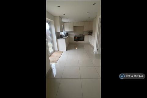 4 bedroom semi-detached house to rent, Priests Avenue, Romford, RM1