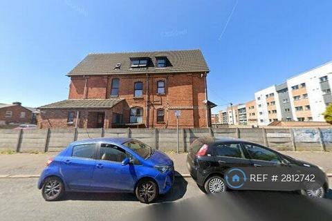 Studio to rent, Moss Lane East, Manchester, M14