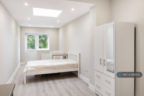 Studio to rent, Groveley Road, Sunbury-On-Thames, TW16