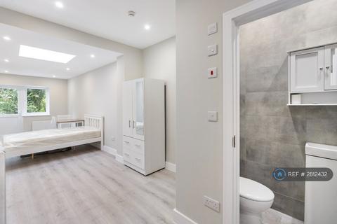 Studio to rent, Groveley Road, Sunbury-On-Thames, TW16