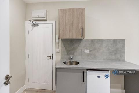 Studio to rent, Groveley Road, Sunbury-On-Thames, TW16