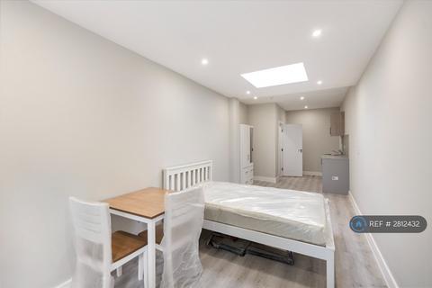 Studio to rent, Groveley Road, Sunbury-On-Thames, TW16