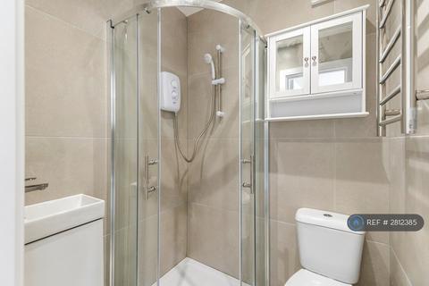 Studio to rent, Upper Halliford Road, Shepperton, TW17