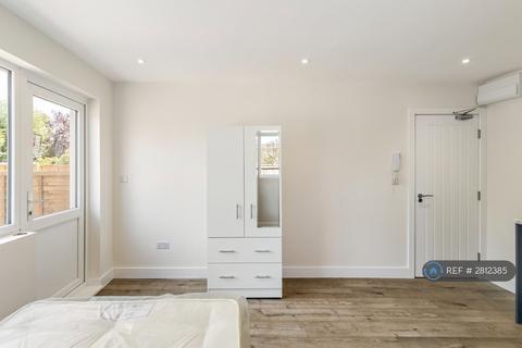 Studio to rent, Upper Halliford Road, Shepperton, TW17