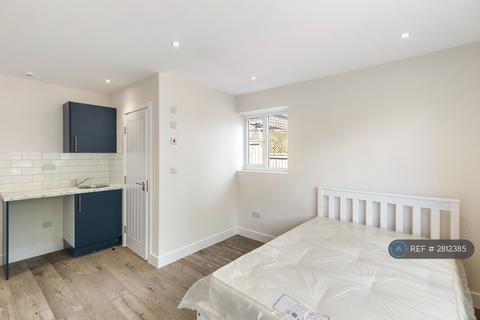 Studio to rent, Upper Halliford Road, Shepperton, TW17