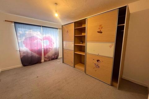 2 bedroom flat to rent, Oaks Road Stanwell, Staines, TW19