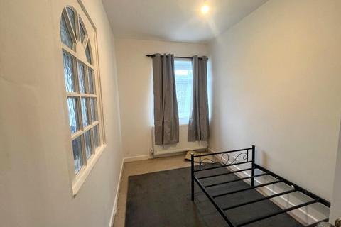 2 bedroom flat to rent, Oaks Road Stanwell, Staines, TW19