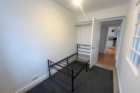 2 bedroom flat to rent, Oaks Road Stanwell, Staines, TW19
