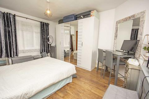 Studio to rent, Whitchurch Lane, Edgware HA8